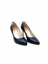 Load image into Gallery viewer, GUCCI Size 8.5 Black Pumps
