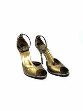 Load image into Gallery viewer, GUCCI Size 9.5 Gold Leather Sandals
