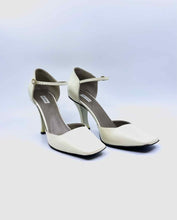 Load image into Gallery viewer, MARC JACOBS Size 8 Cream Patent Leather Solid Pumps
