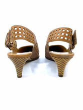 Load image into Gallery viewer, BOTTEGA VENETA Size 5.5 Camel Sandals
