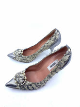 Load image into Gallery viewer, MOSCHINO Size 7.5 Silver, Cream Tweed Solid Pumps

