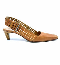 Load image into Gallery viewer, BOTTEGA VENETA Size 5.5 Camel Sandals
