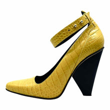 Load image into Gallery viewer, DEREK LAM Size 9 Yellow Leather Croc Embossed Pumps
