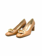 Load image into Gallery viewer, STUART WEITZMAN Size 10.5 Beige Leather Pumps
