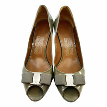 Load image into Gallery viewer, SALVATORE FERRAGAMO Size 7.5 Grey Patent Leather Pumps

