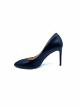 Load image into Gallery viewer, GUCCI Size 8.5 Black Pumps
