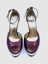 Load image into Gallery viewer, GUCCI Size 6.5 Burgundy Patent Leather Sandals
