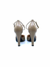 Load image into Gallery viewer, GUCCI Size 7.5 Taupe Leather Pumps
