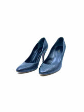 Load image into Gallery viewer, GUCCI Size 8.5 Black Leather LOGO Pumps
