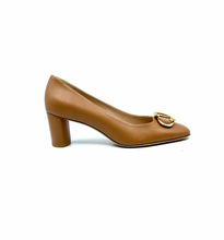 Load image into Gallery viewer, STUART WEITZMAN Size 10.5 Beige Leather Pumps
