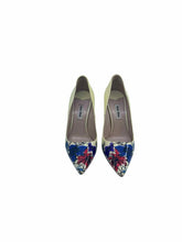 Load image into Gallery viewer, MIU MIU Size 6 Cream Patent Leather Pumps
