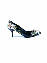 Load image into Gallery viewer, DOLCE &amp; GABBANA Size 9 black, white Leather Floral Pumps
