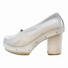 Load image into Gallery viewer, COMME DE GARCONS Size 8 White Leather Solid Pumps
