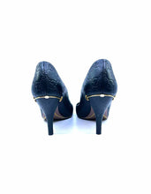 Load image into Gallery viewer, GUCCI Size 8.5 Black Leather LOGO Pumps
