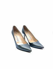 Load image into Gallery viewer, MANOLO BLAHNIK Size 9 Grey Patent Leather Pumps
