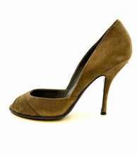 Load image into Gallery viewer, GUCCI Size 8.5 Brown Suede Pumps
