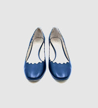 Load image into Gallery viewer, CHLOE Size 10 Black Leather Solid Pumps
