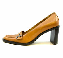 Load image into Gallery viewer, GUCCI Size 8 Camel Leather Solid Pumps
