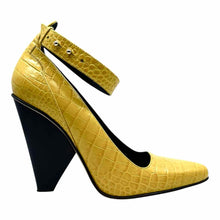 Load image into Gallery viewer, DEREK LAM Size 9 Yellow Leather Croc Embossed Pumps

