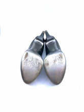 Load image into Gallery viewer, CHANEL Size 8.5 Silver Metallic Leather Pumps
