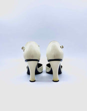 Load image into Gallery viewer, MARC JACOBS Size 8 Cream Patent Leather Solid Pumps

