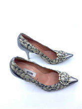 Load image into Gallery viewer, MOSCHINO Size 7.5 Silver, Cream Tweed Solid Pumps
