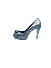 Load image into Gallery viewer, CHANEL Size 8.5 Silver Metallic Leather Pumps
