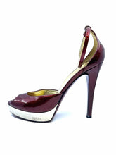 Load image into Gallery viewer, GUCCI Size 6.5 Burgundy Patent Leather Sandals
