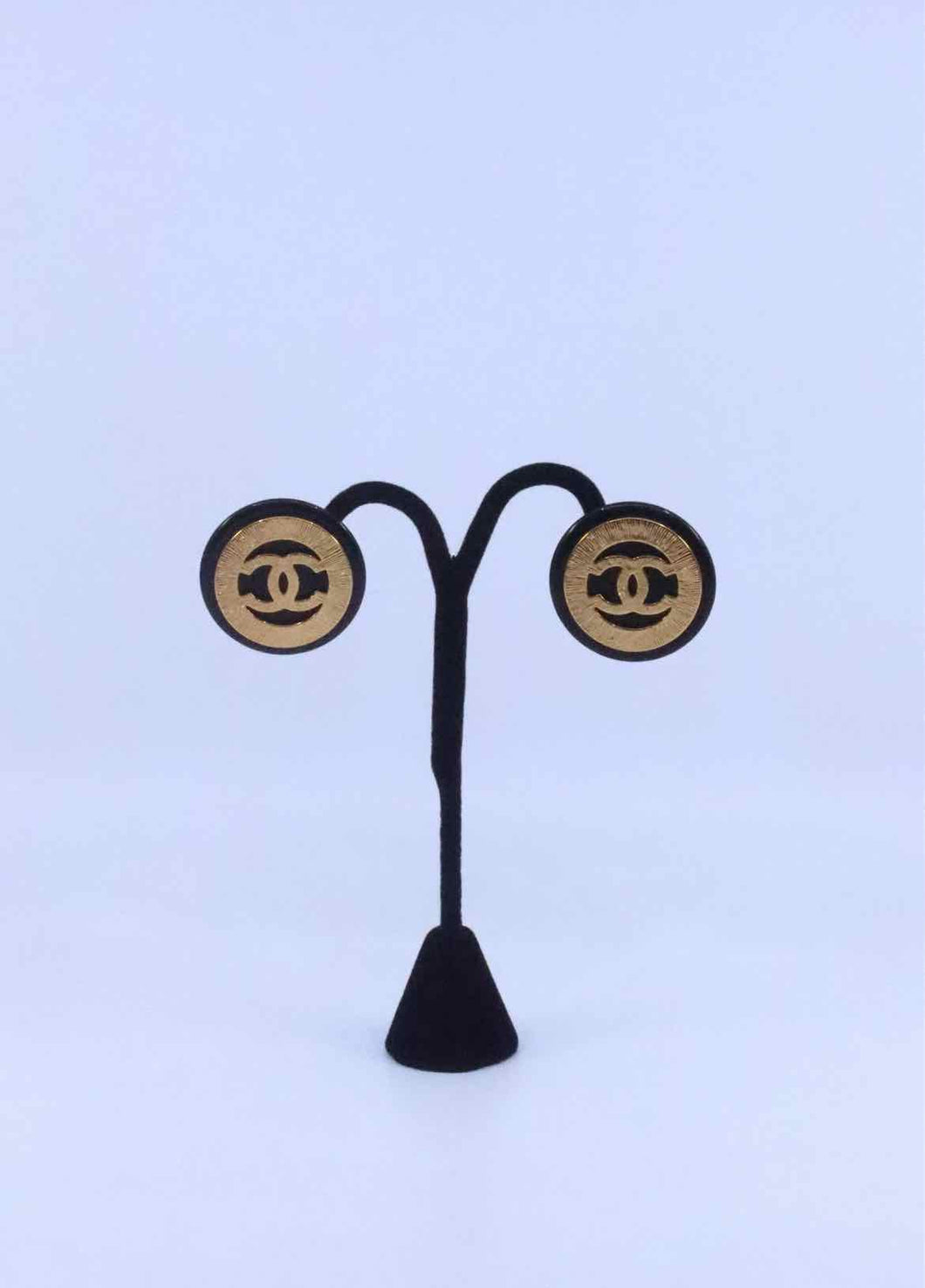 CHANEL Black, Gold Round Clip Earrings
