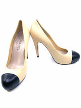 Load image into Gallery viewer, CHANEL Size 7.5 Black &amp; beige Leather Pumps
