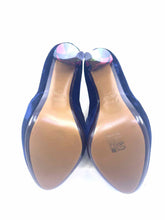 Load image into Gallery viewer, FENDI Size 7 Navy Velvet Solid Pumps
